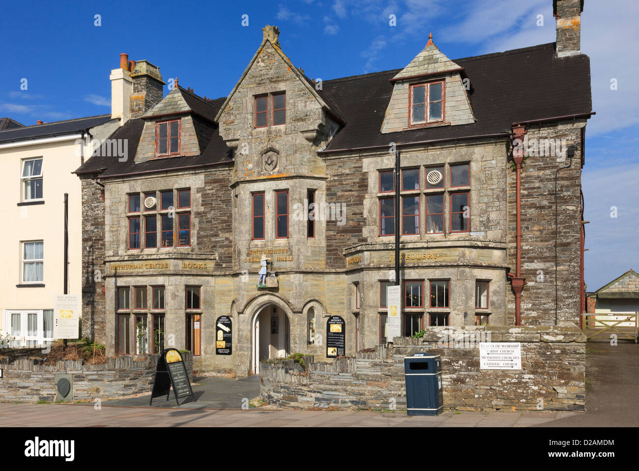 Re Artù grandi sale Arthurian Center e negozio di articoli da regalo dedicata alla leggenda di Tintagel, Cornwall, Inghilterra, Regno Unito, Gran Bretagna Foto Stock