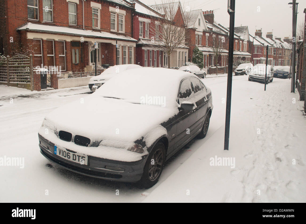 18/01/2013, Tottenham, Londra UK. La neve copre le automobili sulle strade residenziali come prevedibile maltempo hits di Londra. Foto Stock