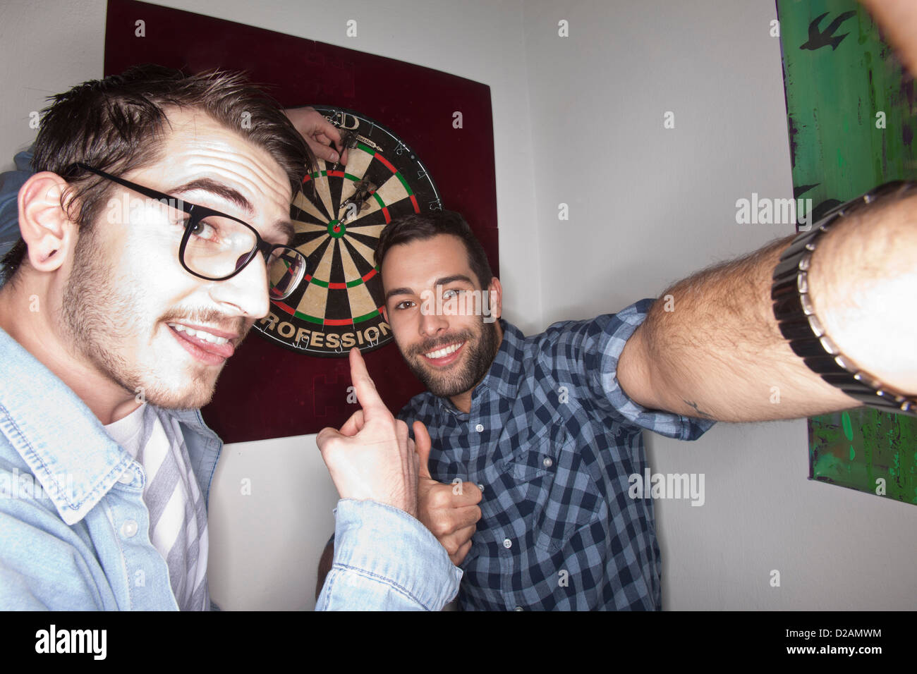 Uomini sorridenti di scattare una foto insieme Foto Stock