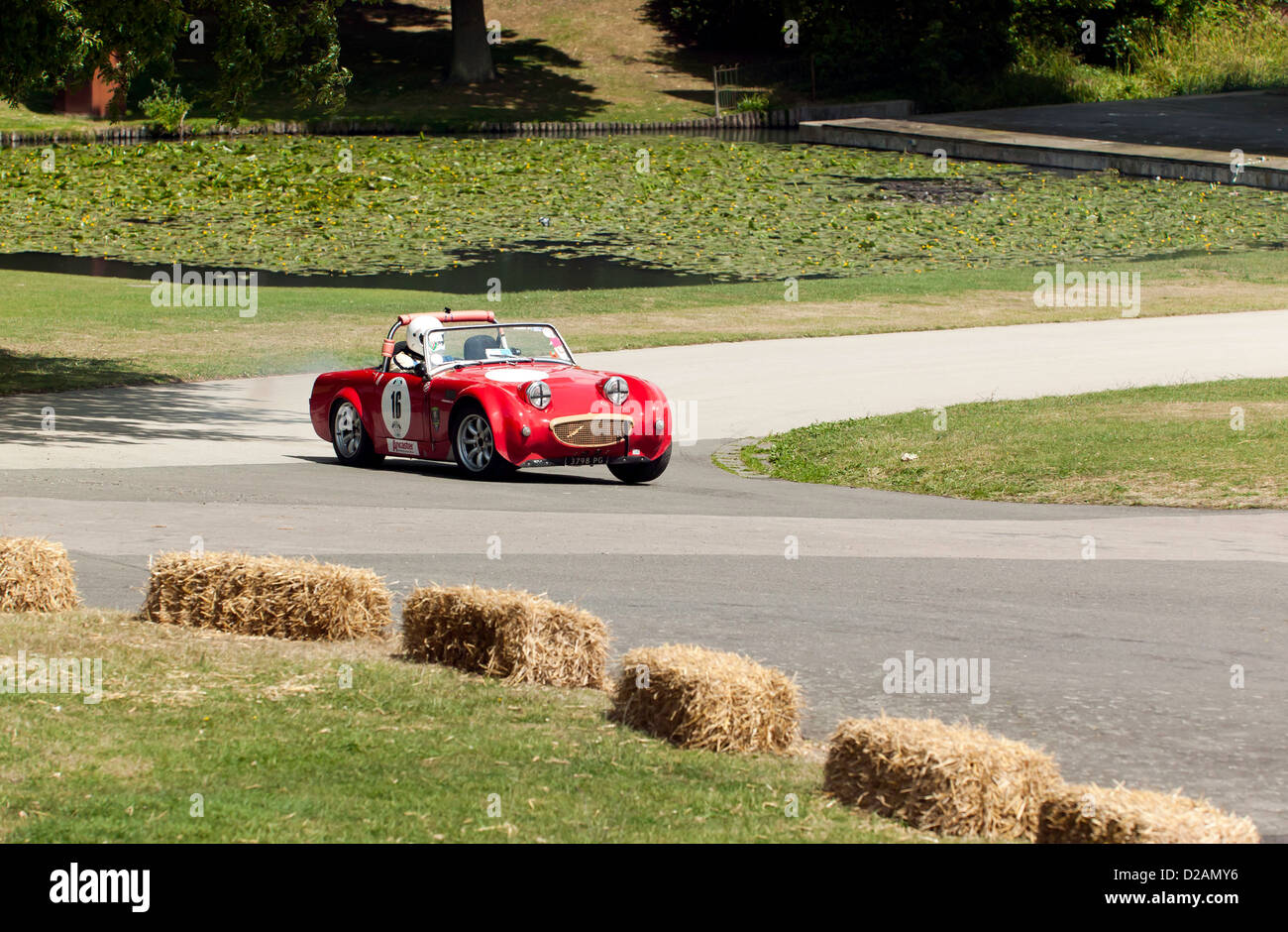 Darren pneumatico guidando un 1964 Austin-Healey Sprite nella Sprint evento al motorsport presso il palazzo 2011 Foto Stock