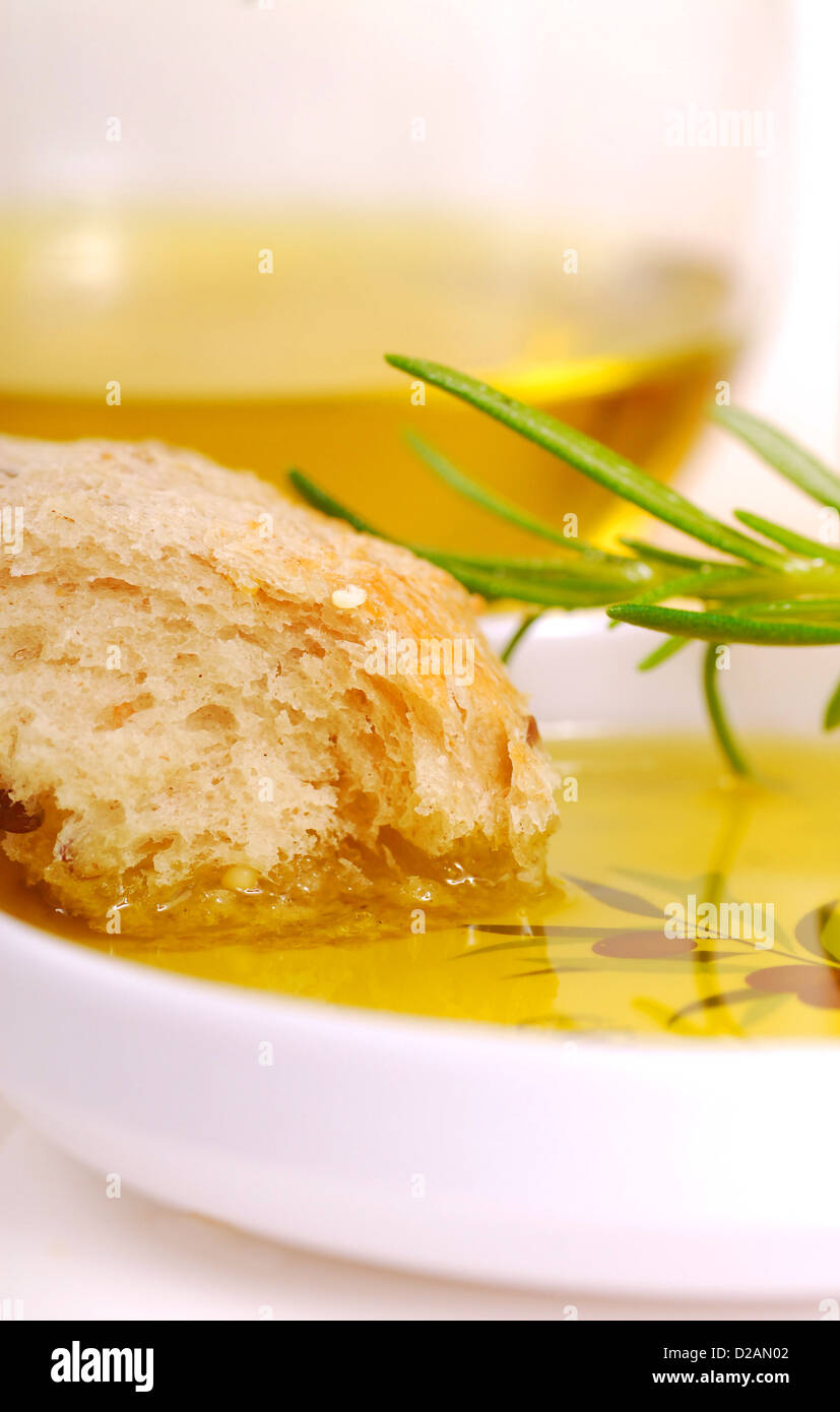 Pane fresco con olio extra vergine di oliva e rosmarino Foto Stock