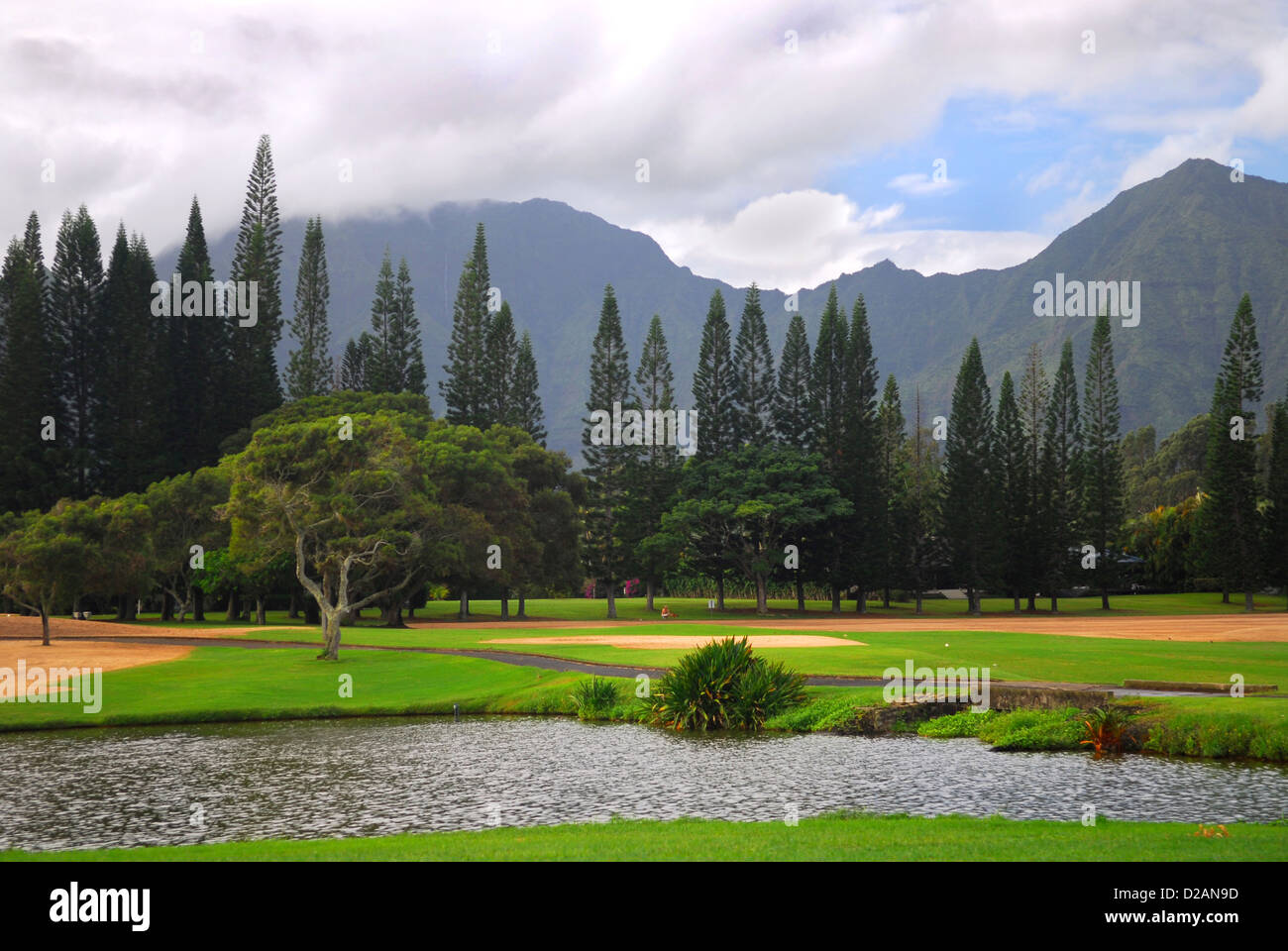 Tranquillo di un campo di golf con un background di montagna in Kauai, Hawaii Foto Stock