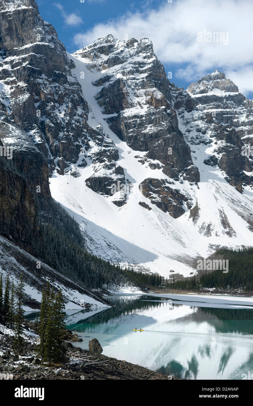 Persone Canoa Lago Moraine WENNKCHEMNA picchi il Parco Nazionale di Banff Alberta Canada Foto Stock