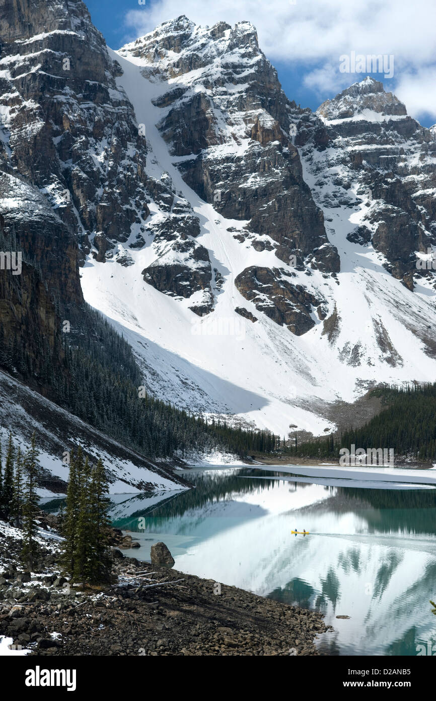 Persone Canoa Lago Moraine WENNKCHEMNA picchi il Parco Nazionale di Banff Alberta Canada Foto Stock