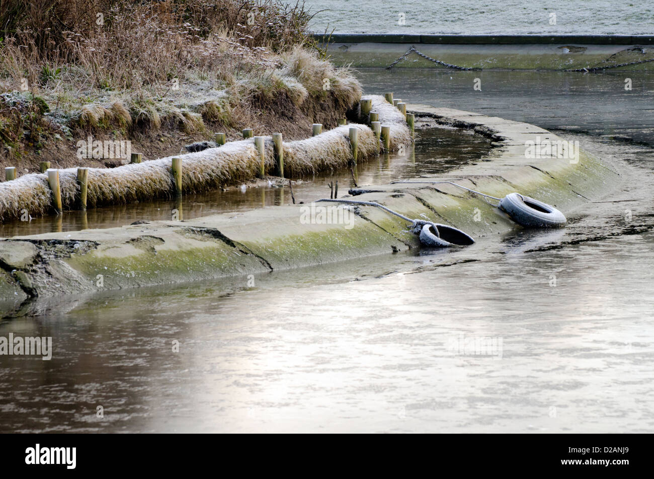 Parte di un lago ghiacciato in inverno. Foto Stock
