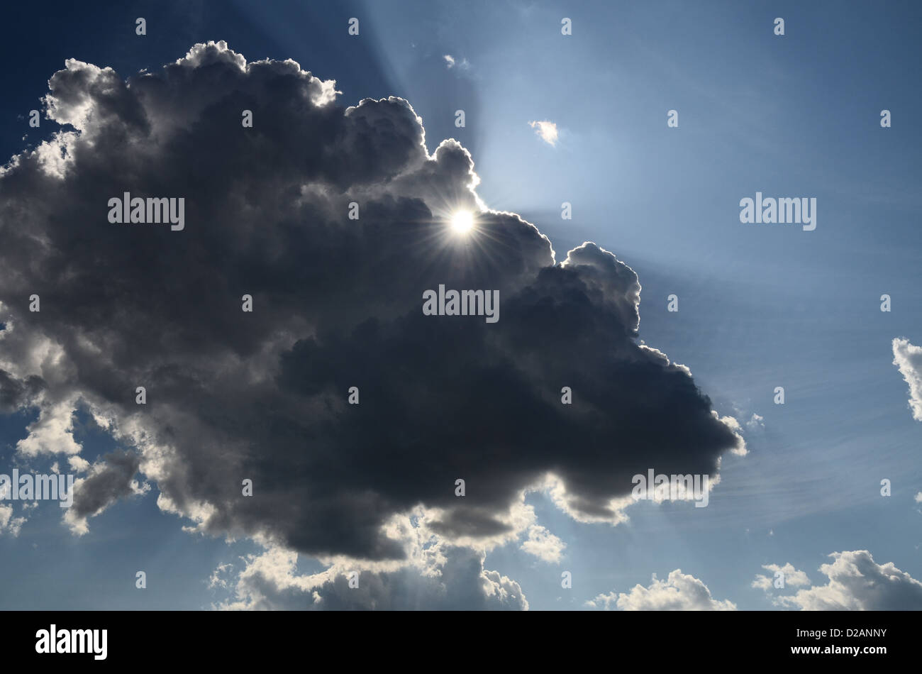 Sun dietro il cloud Foto Stock