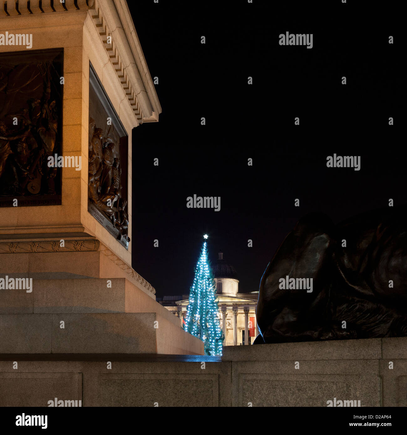 Albero di Natale illuminato nella piazza della città Foto Stock