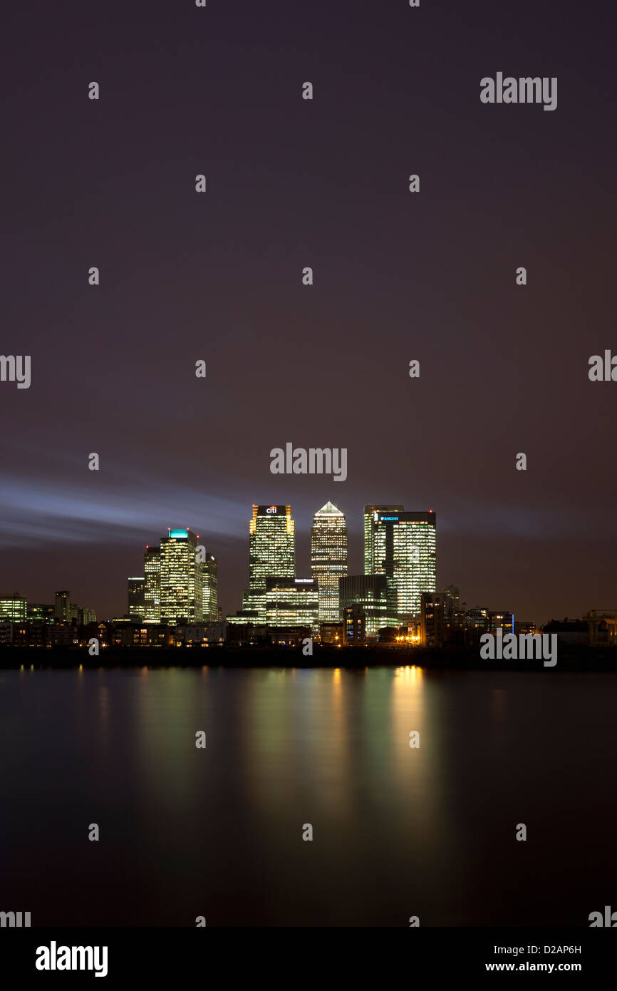 Grattacieli urbana illuminata di notte Foto Stock