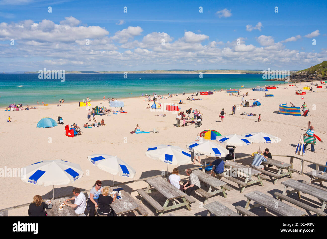 I turisti a prendere il sole e godere di se stessi su Porthmeor beach e il cafe St Ives Cornwall Inghilterra UK GB EU Europe Foto Stock