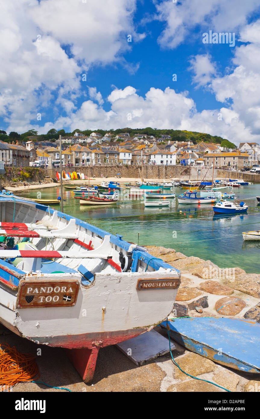 Mousehole Cornwall piccole barche da pesca nel porto di Mousehole Cornwall Inghilterra GB UK Europe Foto Stock
