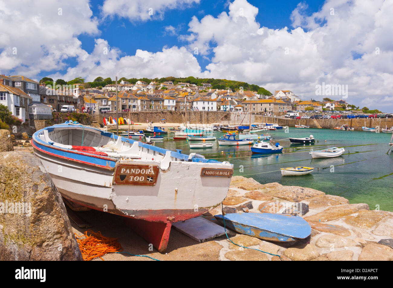 Mousehole Cornwall - piccole barche da pesca nel porto di Mousehole Cornwall Inghilterra GB UK Europe Foto Stock