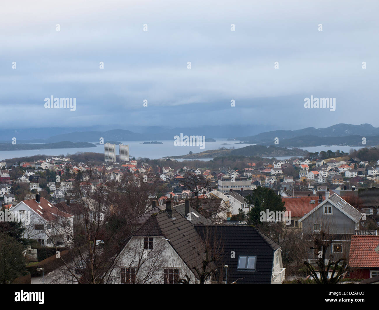 Vista panoramica sulla vasta in pannelli di legno le aree di alloggiamento a Stavanger in Norvegia, del fiordo e delle montagne dietro Foto Stock