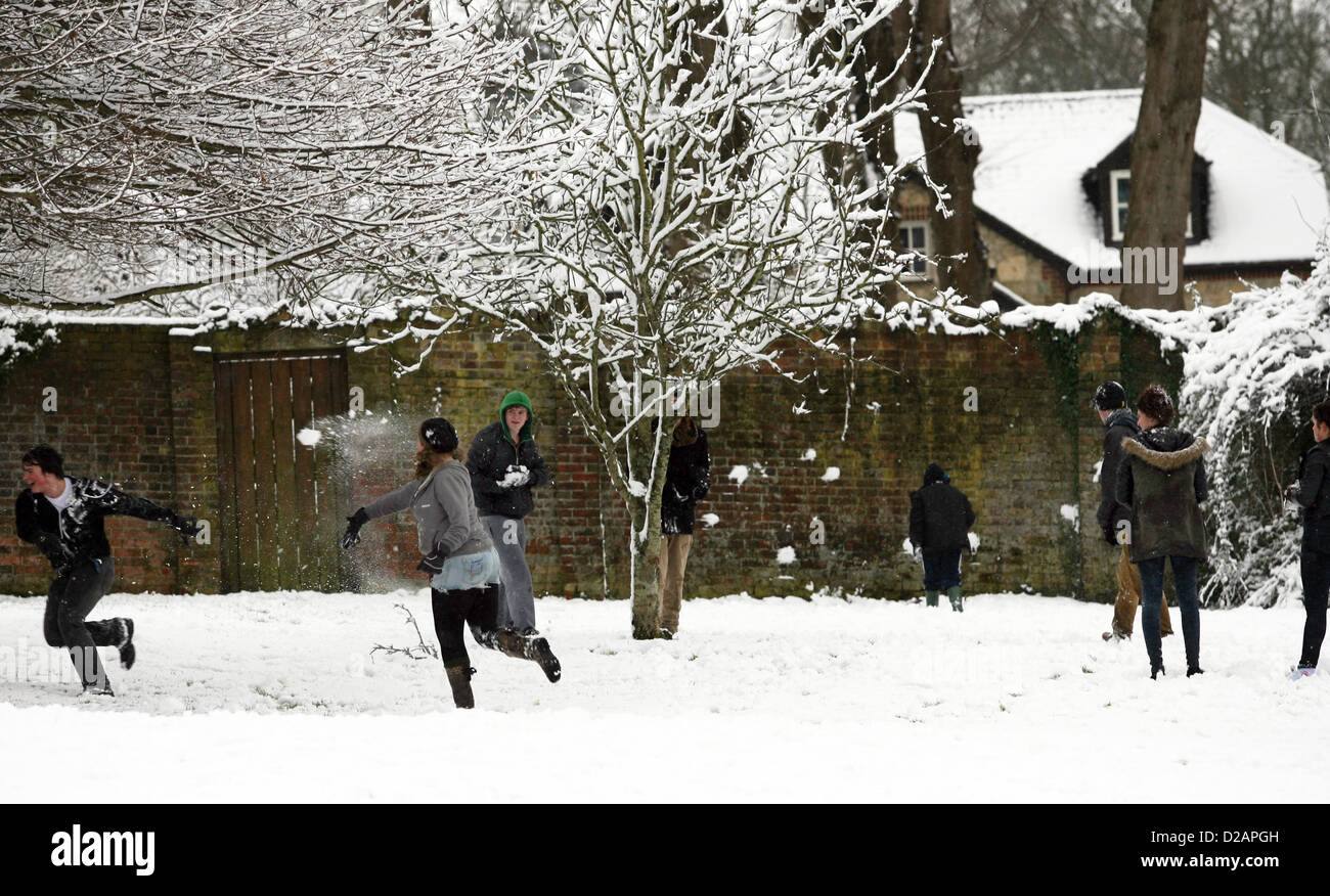 18-01-2013 - Ryde, Isle of Wight - bambini giocano insieme tirare palle di neve in oltre 5 cm di neve in seguito uno dei più pesanti nevicate negli ultimi anni e che ha lasciato l'Isola di Wight sotto una coltre di neve Foto Stock