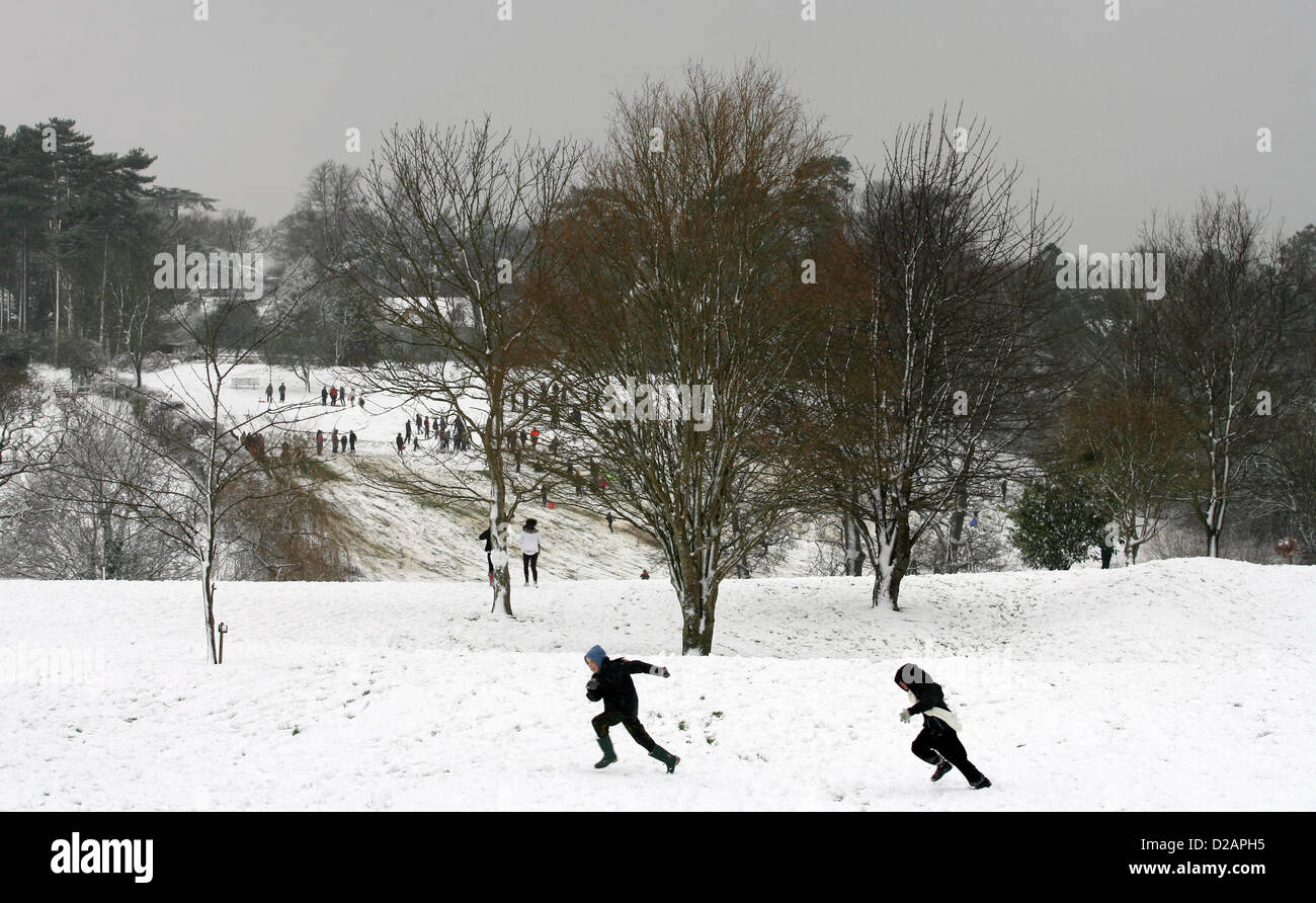 18-01-2013 - Ryde, Isle of Wight - i bambini si inseguono con snowballs seguendo uno dei più pesanti nevicate negli ultimi anni e che ha lasciato l'Isola di Wight sotto una coltre di neve Foto Stock