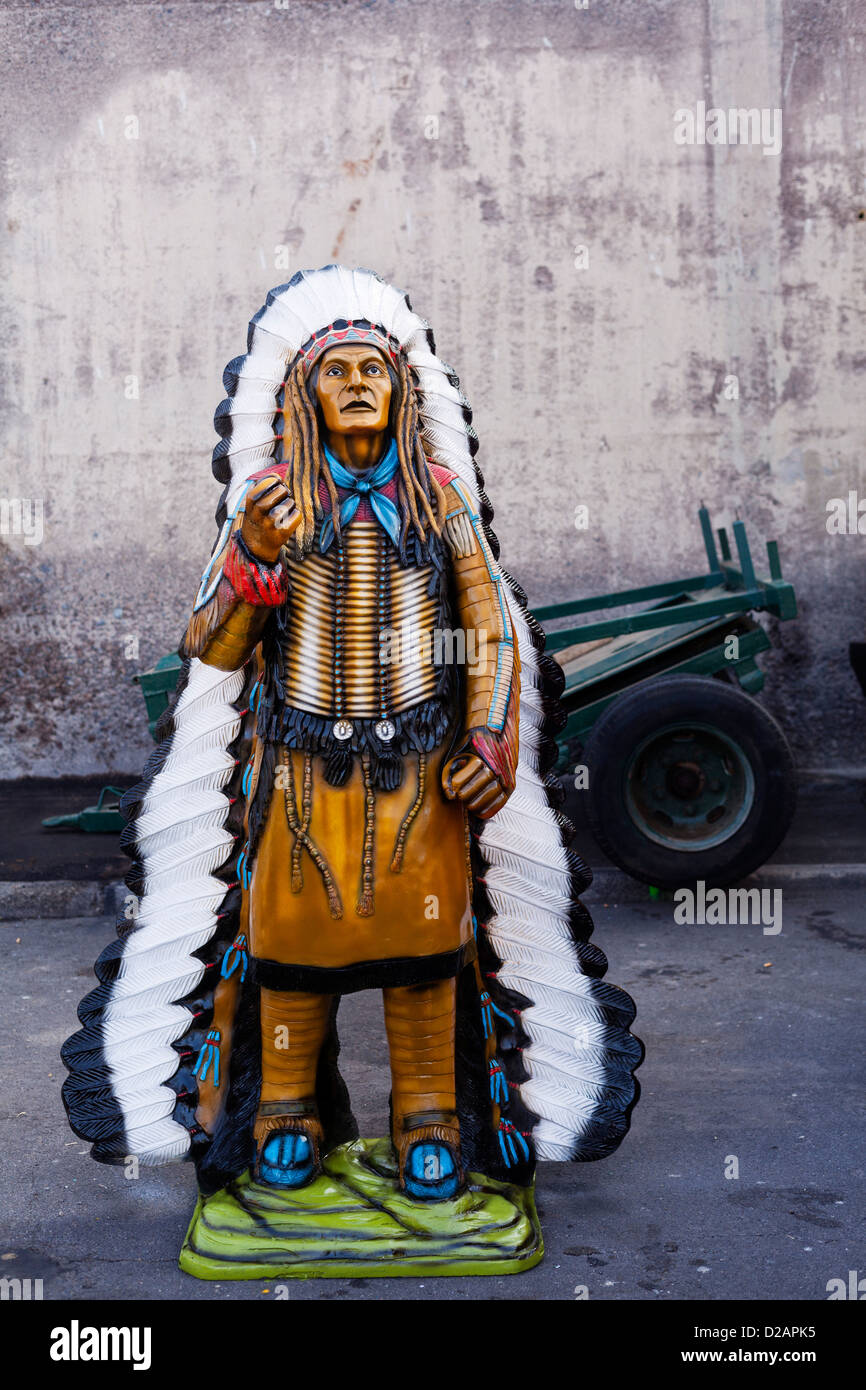 Rosso mannequin indiano presso la fiera, Tenerife, Isole canarie, Spagna Foto Stock