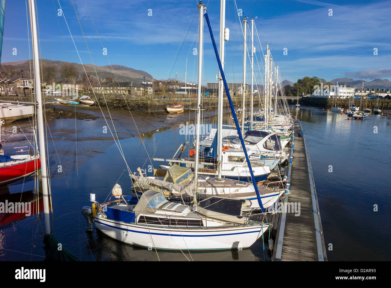 Barche e yacht sono tutti ormeggiati vicino nel periodo invernale in porto Portmadog aspettando la primavera stagione di vela. Foto Stock