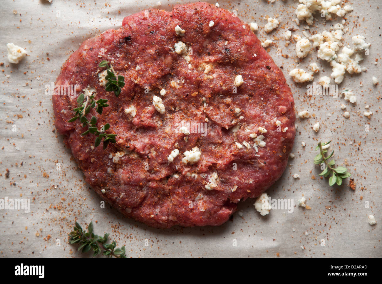 Fresh polpetta di carne macinata con gorgonzola e condimento Foto Stock