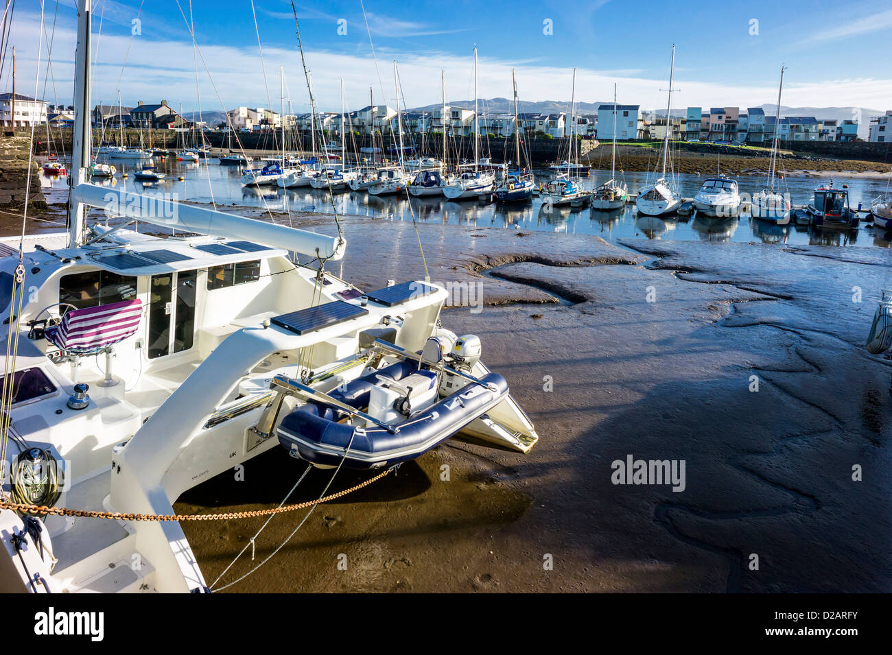 Barche e yacht sono tutti ormeggiati vicino nel periodo invernale in porto Portmadog aspettando la primavera stagione di vela. Foto Stock