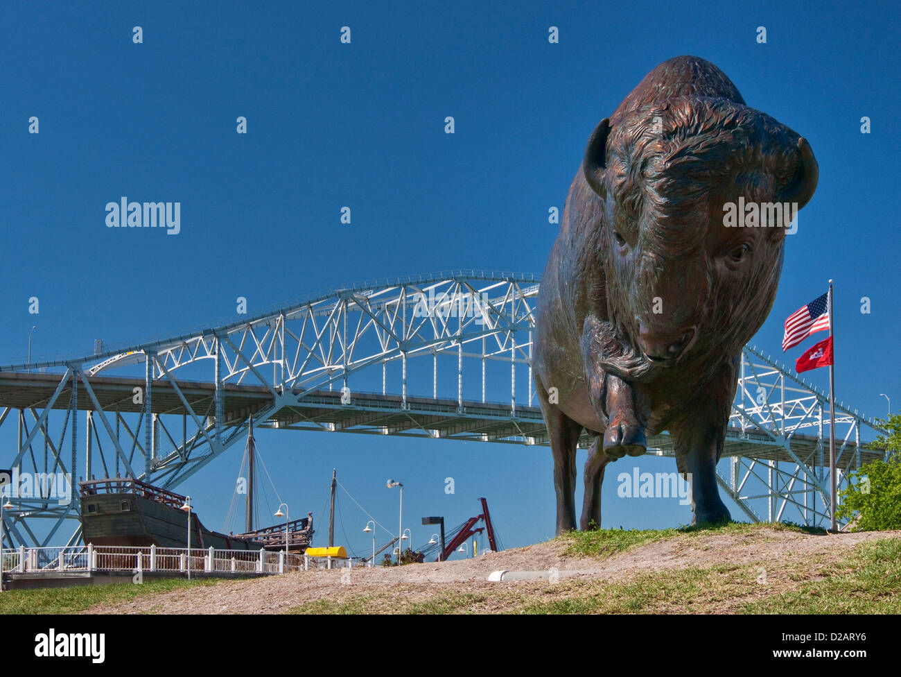 Esecuzione di bisonti, scultura in bronzo di Kent Ulberg, Museo d'Arte del Texas del Sud, Harbour Bridge dietro il Corpus Domini, Texas, Stati Uniti d'America Foto Stock