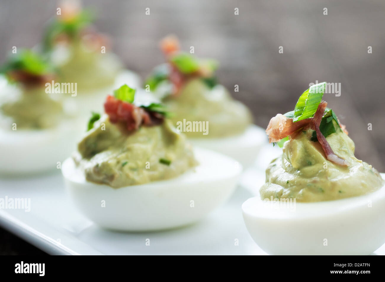 Verde di fantasia deviled uovo antipasto con guarnire Foto Stock