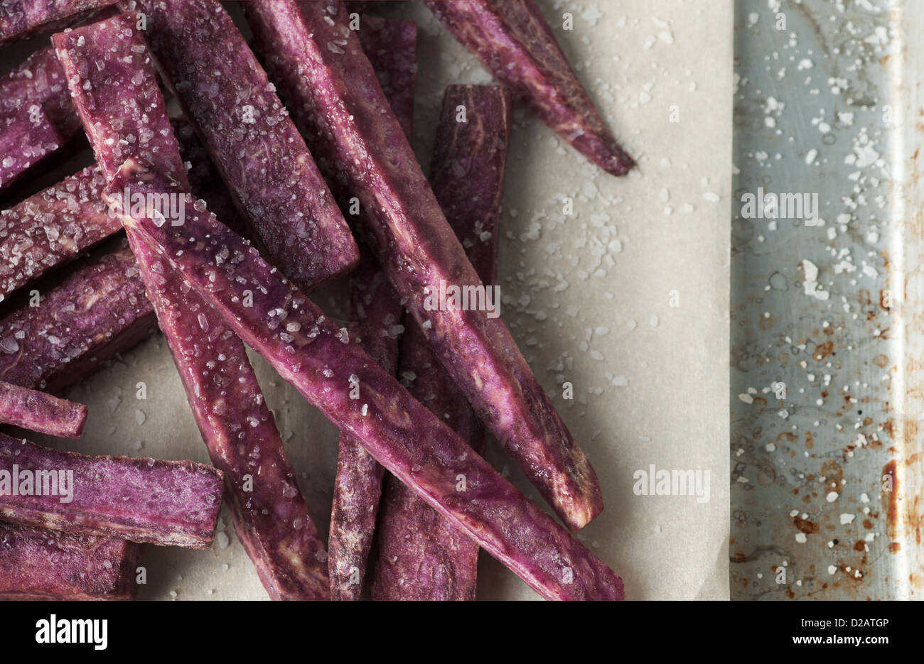 Viola Gourmet patata dolce patate fritte tagliate e pronto per la cottura Foto Stock