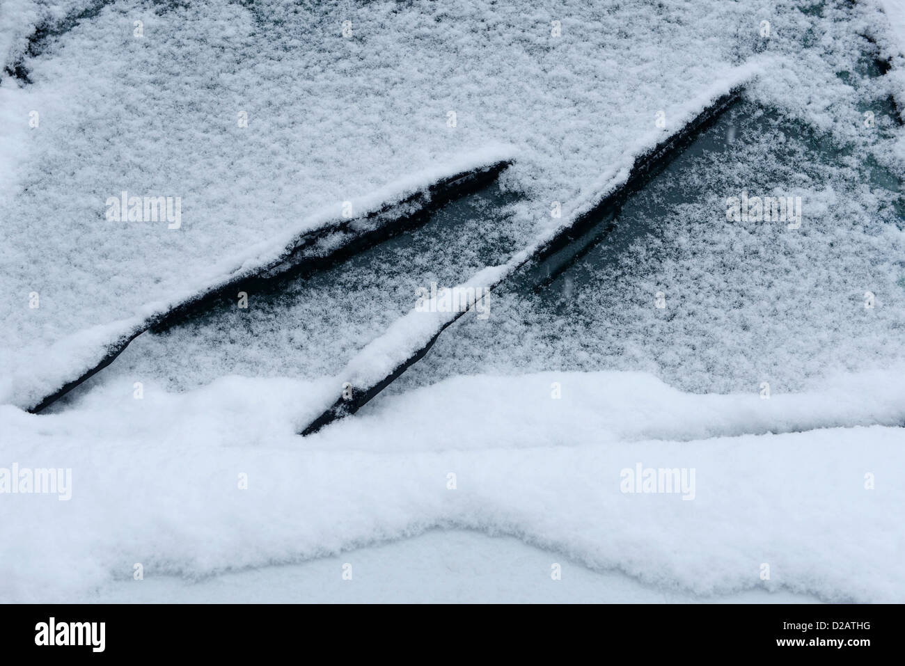 Parabrezza auto coperte di neve e ghiaccio Foto Stock