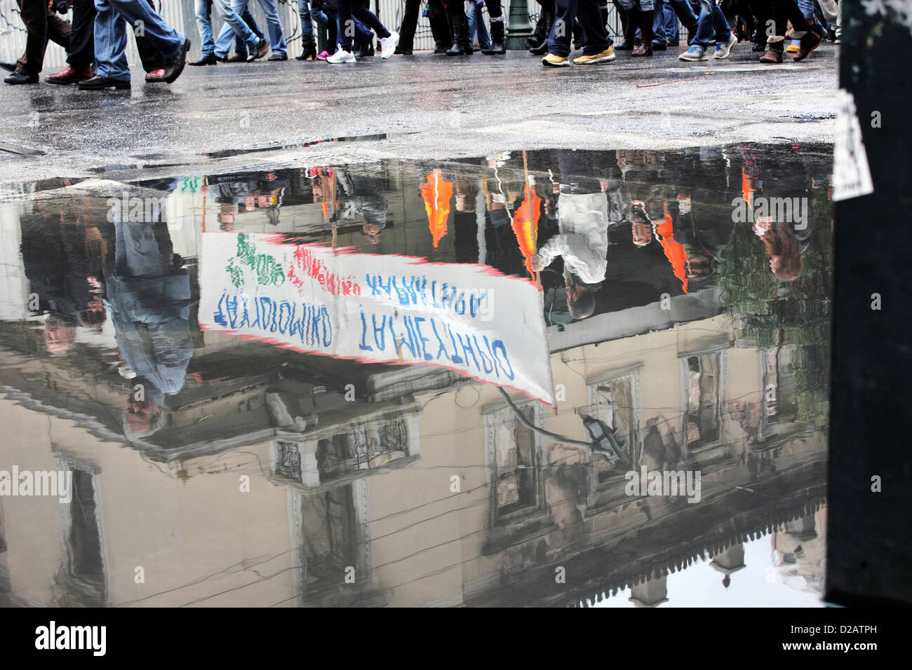 I dipendenti della Hellenic Postbank dimostrare contro la chiusura della loro banca. Foto Stock