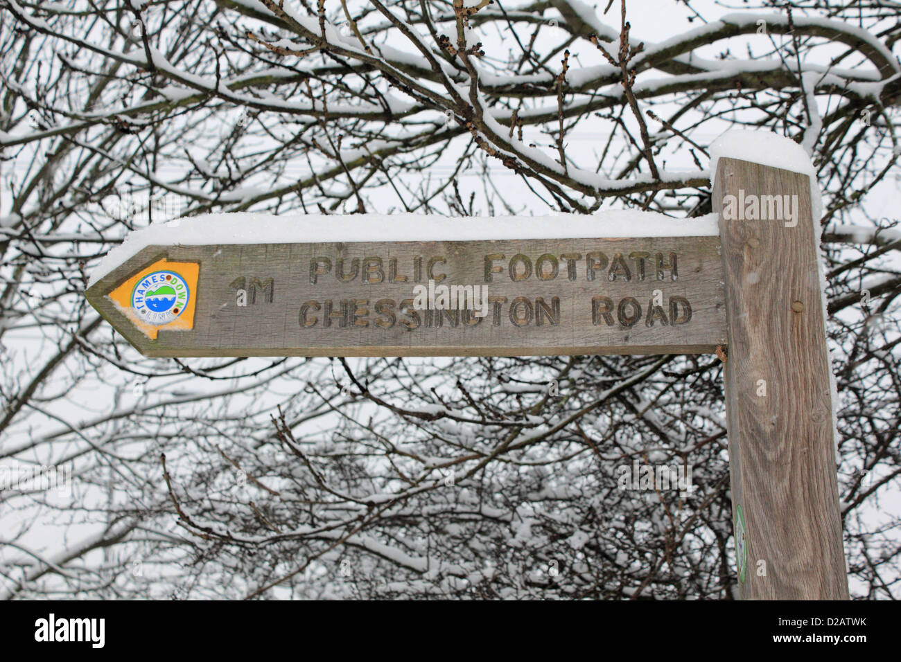 Epsom Surrey, Inghilterra, Regno Unito. Dal 18 gennaio 2013. Neve sul cartello in legno posta vicino al fiume Hogsmill dove 4 pollici (10cm di neve caduti in sei ore. Segno indicante le direzioni per il Tamigi Down Link itinerario a piedi e sentiero pubblico a Chessington Road. Foto Stock