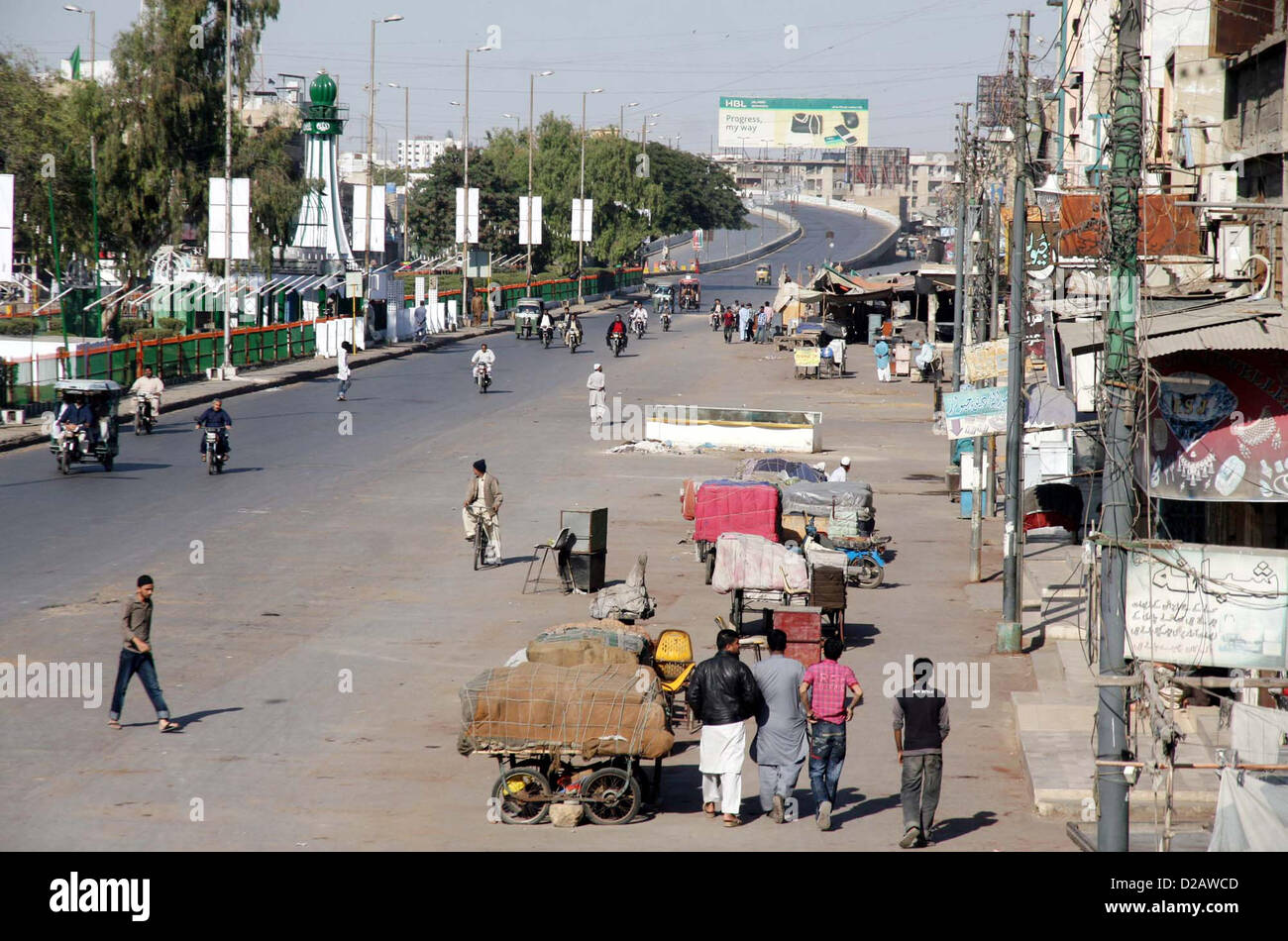 Una strada nel deserto dà guardare mentre i negozi visto chiuso durante la saracinesca giù Strike chiamato da Muttehda Qaumi movimento dopo uccisione di destinazione del MQM Sindh elemento di montaggio, Manzar Imam che è stato assassinato da uomini armati non identificati ultimo giorno, all area Liaquatabad a Karachi il Venerdì, 18 gennaio 2013. Foto Stock