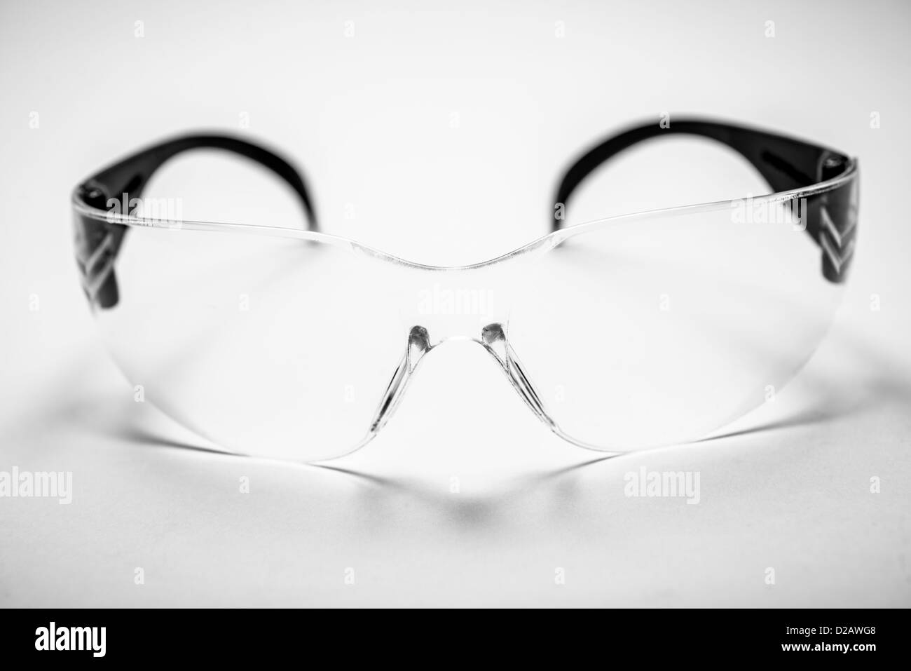 Cancellare gli occhiali di sicurezza fotografato su sfondo bianco Foto Stock