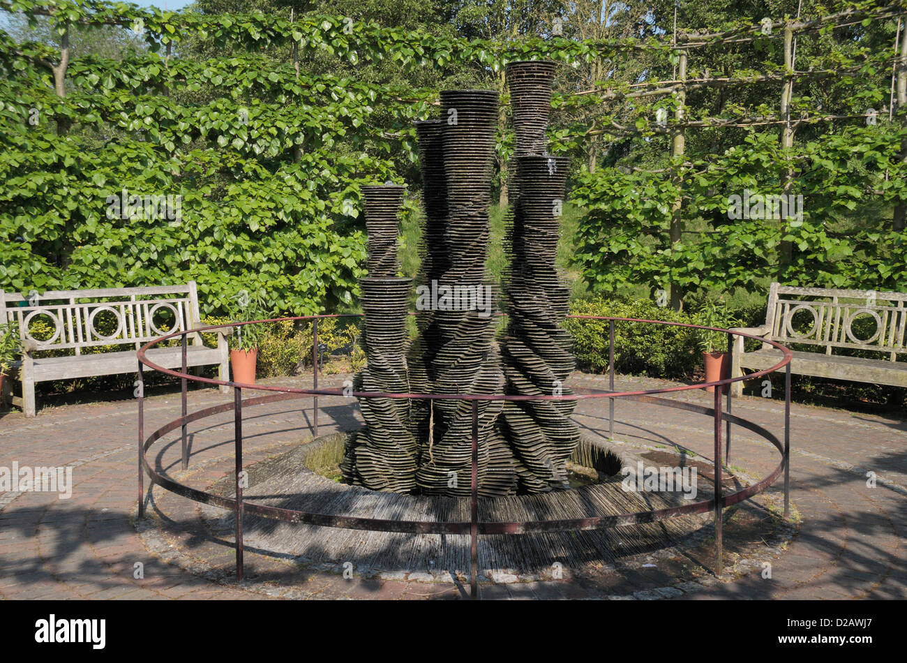 "Anche le torri di ardesia' scultura di Daniel Harvey, in Royal Botanic Gardens, Kew, Surrey, Inghilterra. Foto Stock