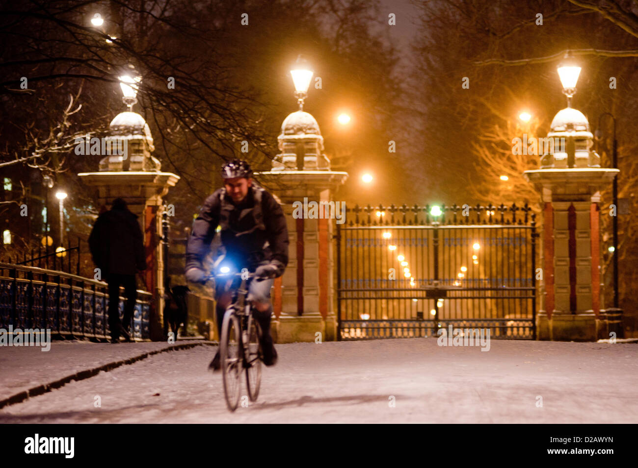 London, Regno Unito - 18 Gennaio 2013: Victoria Park viene ricoperta di neve come facce del Regno Unito le difficili condizioni atmosferiche. Foto Stock