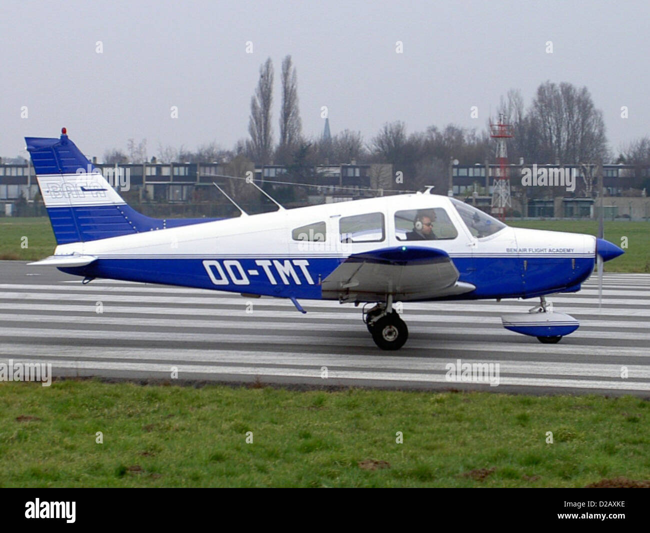Il PA-28-161 Warrior II è un aereo monomotore ad ala bassa progettato per l'addestramento al volo e l'uso personale. È caratterizzato da un design semplice, prestazioni affidabili ed è popolare per la sua stabilità e facilità di utilizzo. Foto Stock