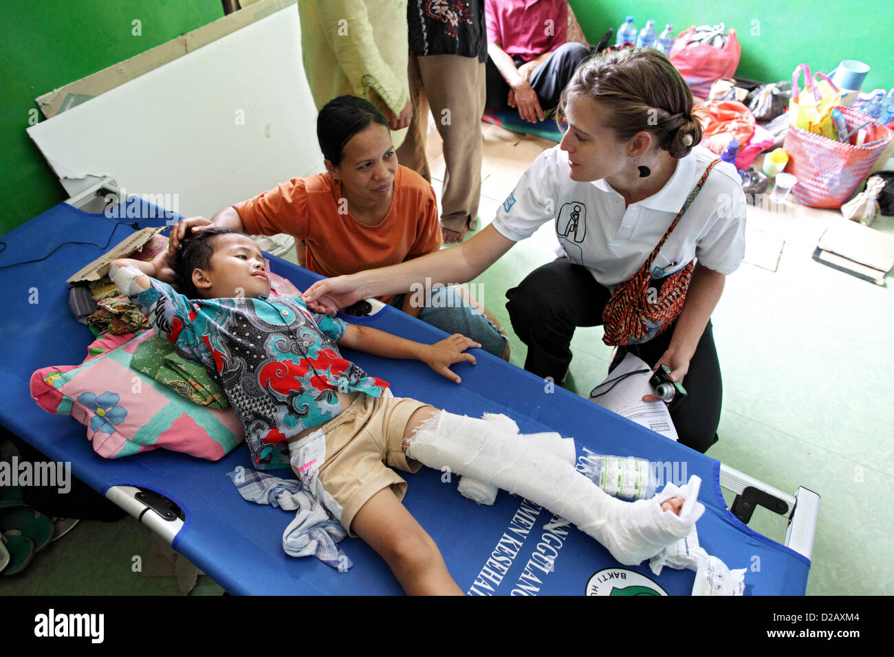 Pariaman, Indonesia, Handicap International personale in ospedale con un ragazzo ferito Foto Stock