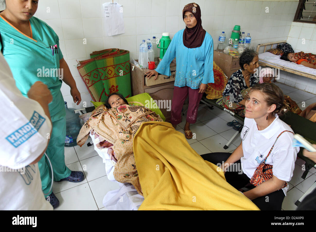 Pariaman, Indonesia, Handicap International dipendente ferito in ospedale Foto Stock