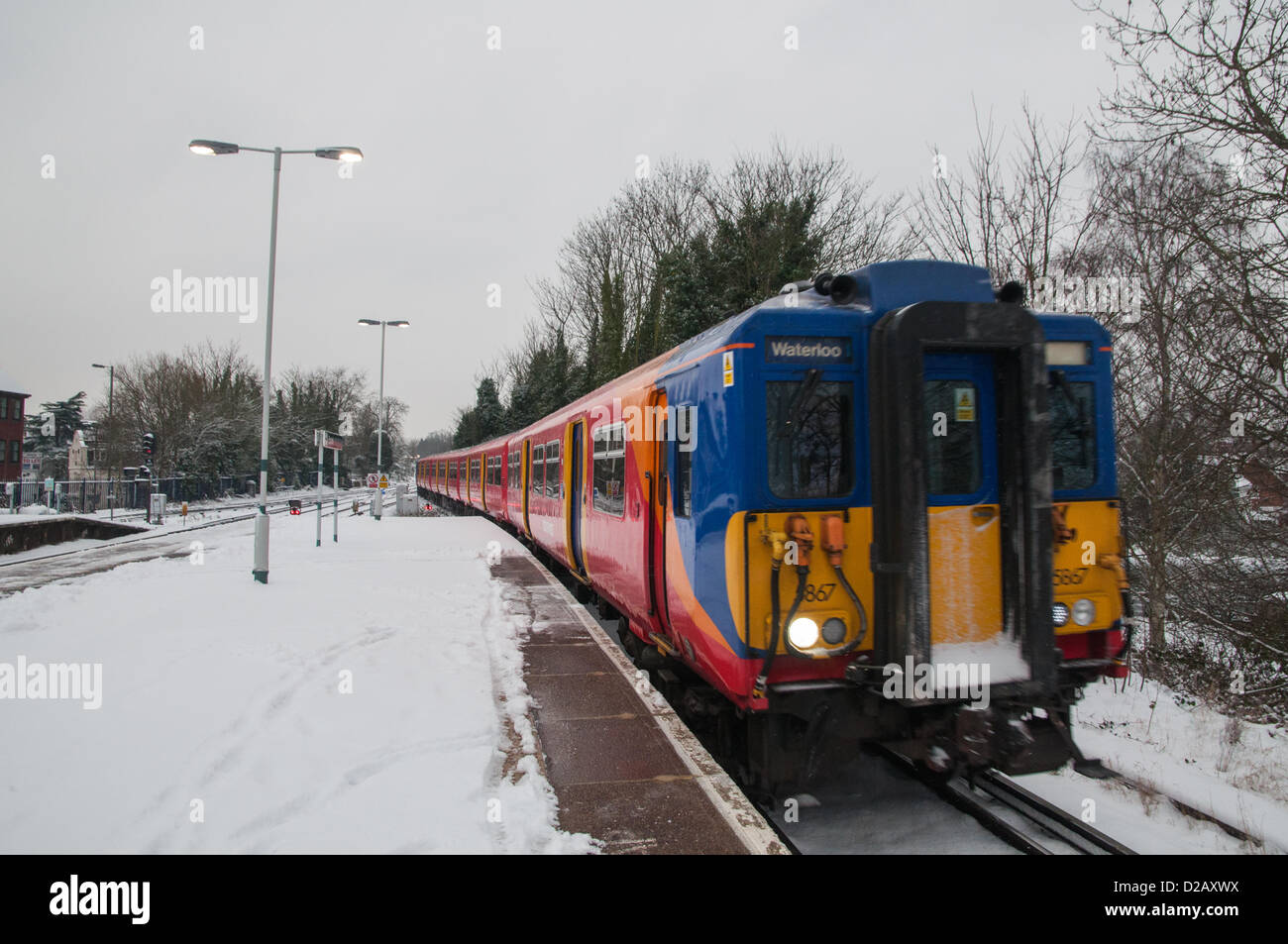 A sud ovest di servizio treni per London Waterloo immettendo la piattaforma 4 di Epsom stazione ferroviaria in Surrey. Prese durante il meteo invernale sul diciottesimo Janurary 2013. Foto Stock