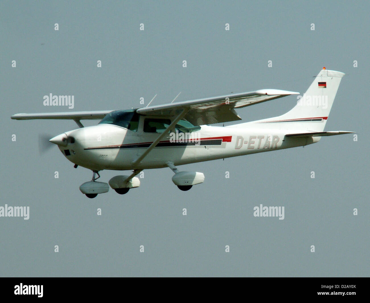 D-ETAR è un aereo privato che è atterrato di recente all'aeroporto di Teuge, un aeroporto regionale nei Paesi Bassi. Questo aereo è un aereo leggero, generalmente utilizzato per voli privati e ricreativi. L'aeroporto di Teuge, situato vicino al villaggio di Teuge, funge da hub per gli aerei leggeri e l'addestramento al volo, offrendo una posizione chiave per gli appassionati e i piloti dell'aviazione. Foto Stock
