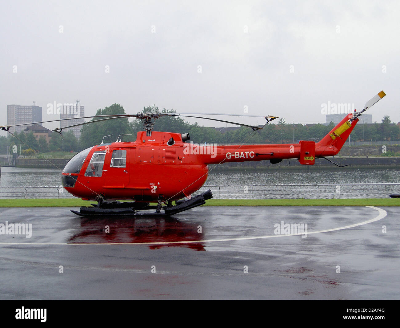 Elicottero G-BATC (Bolkow Bo105) all eliporto Aeroporto (EGEG) a Glasgow, Inghilterra Foto Stock