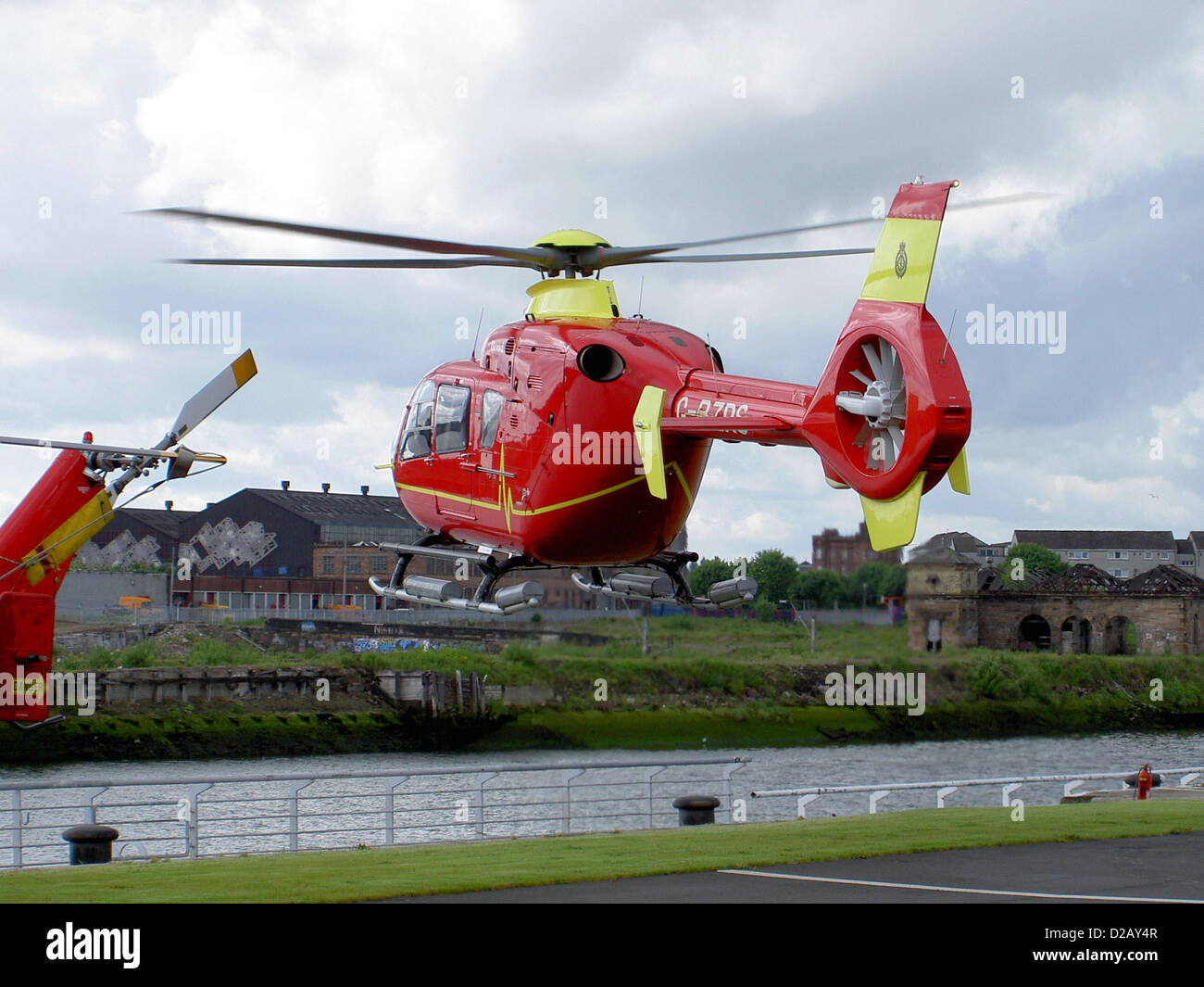Elicottero medico G-BZRS (Eurocopter EC135) all eliporto Aeroporto (EGEG) a Glasgow, Inghilterra Foto Stock