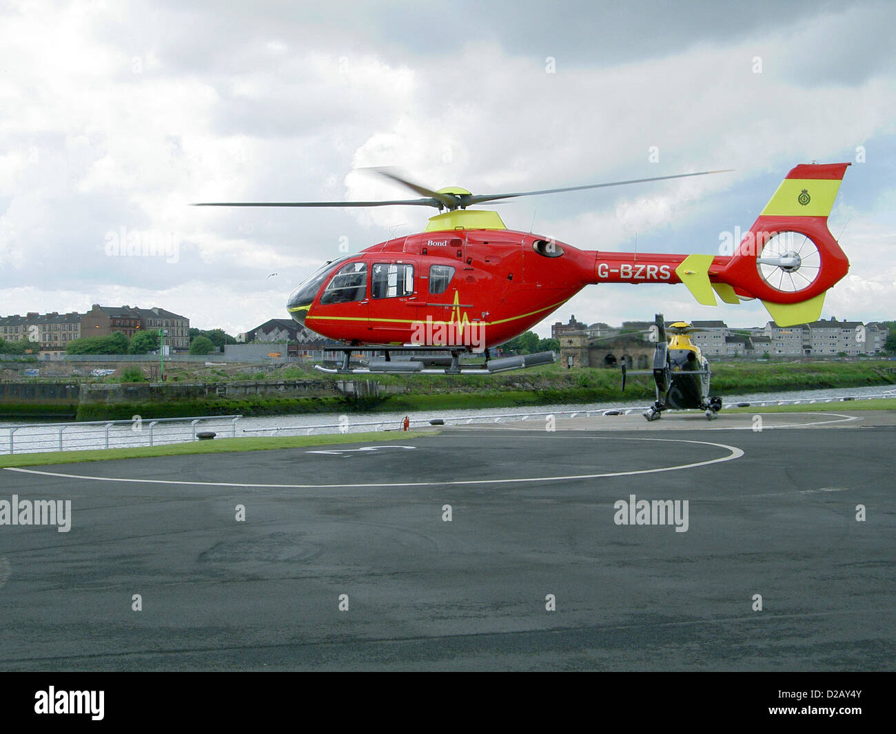 Elicottero medico G-BZRS (Eurocopter EC135) all eliporto Aeroporto (EGEG) a Glasgow, Inghilterra Foto Stock