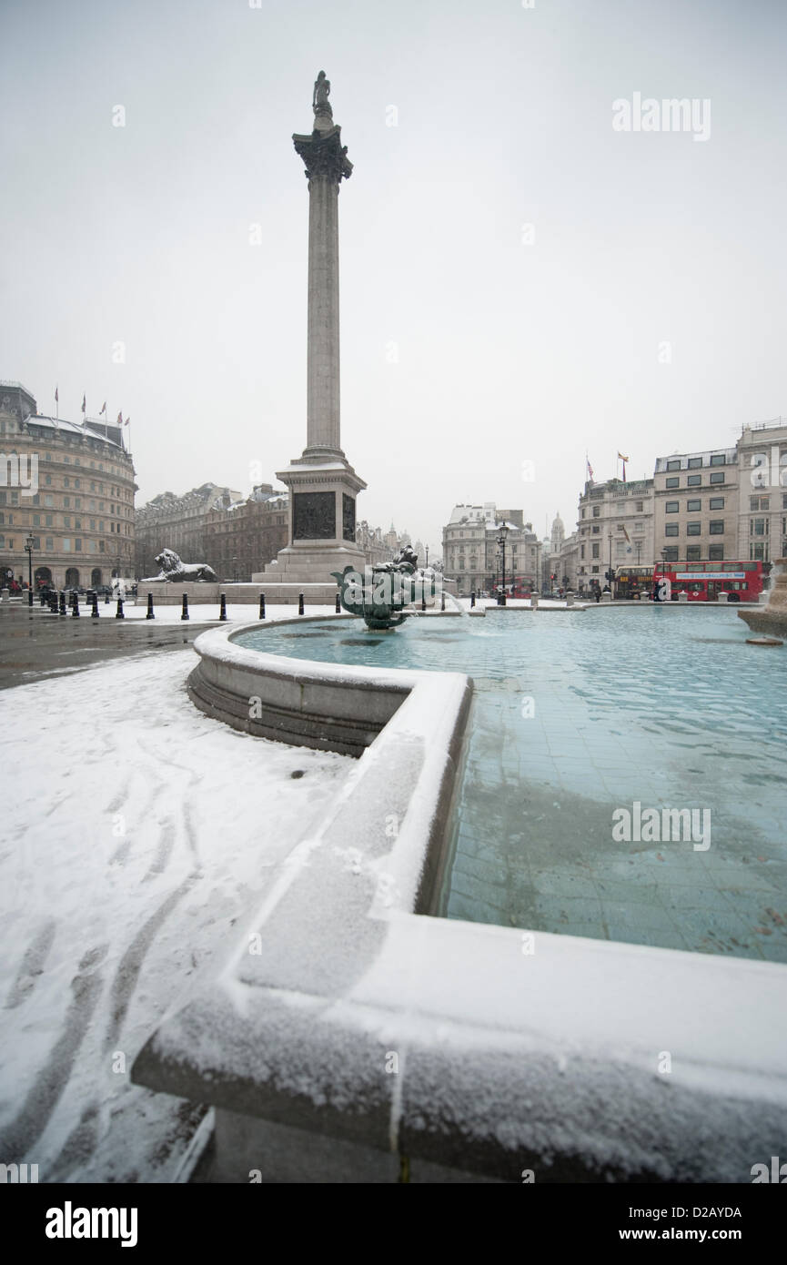 Londra, Regno Unito. 18 gennaio, 2013. La caduta della neve in centro a Londra il venerdì mattina in condizioni sordo a Trafalgar Square. L'ambra tempo severo avvertimento è stato annunciato per Londra e il sè dell'Inghilterra. CreditL Malcolm Park/Alamy Live News Foto Stock