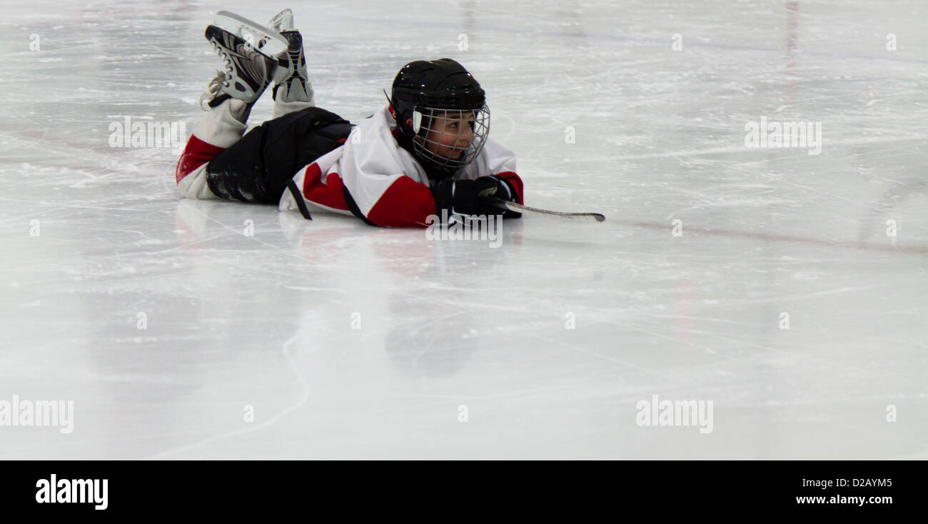 Bambini che giocano hockey su ghiaccio Foto Stock