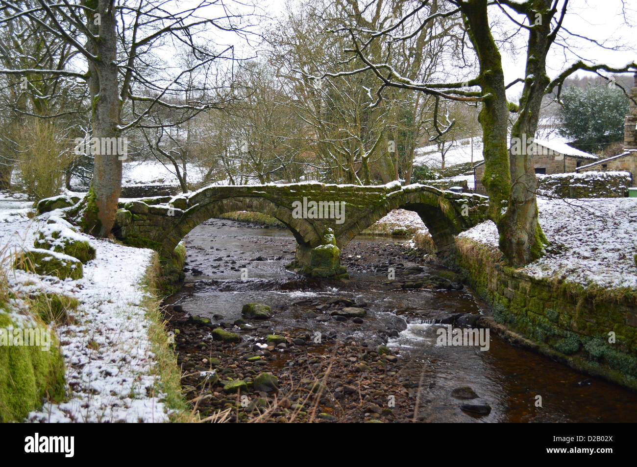 La frazione di Wycoller in inverno vicino al Bronte con il modo in cui la Packhorse Bridge, Clapper Bridge e Wycoller Hall Foto Stock