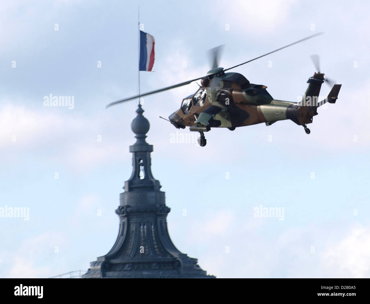 L'Eurocopter Tiger è un moderno elicottero d'attacco utilizzato dall'esercito francese. Progettato sia per la ricognizione che per il combattimento, il Tiger è equipaggiato con armi avanzate e avionica, il che lo rende altamente efficace sia in missioni di supporto aereo ravvicinato che in missioni anticarro. L'elicottero fa parte delle operazioni militari della Francia ed è schierato in varie missioni di combattimento e di mantenimento della pace in tutto il mondo. Foto Stock