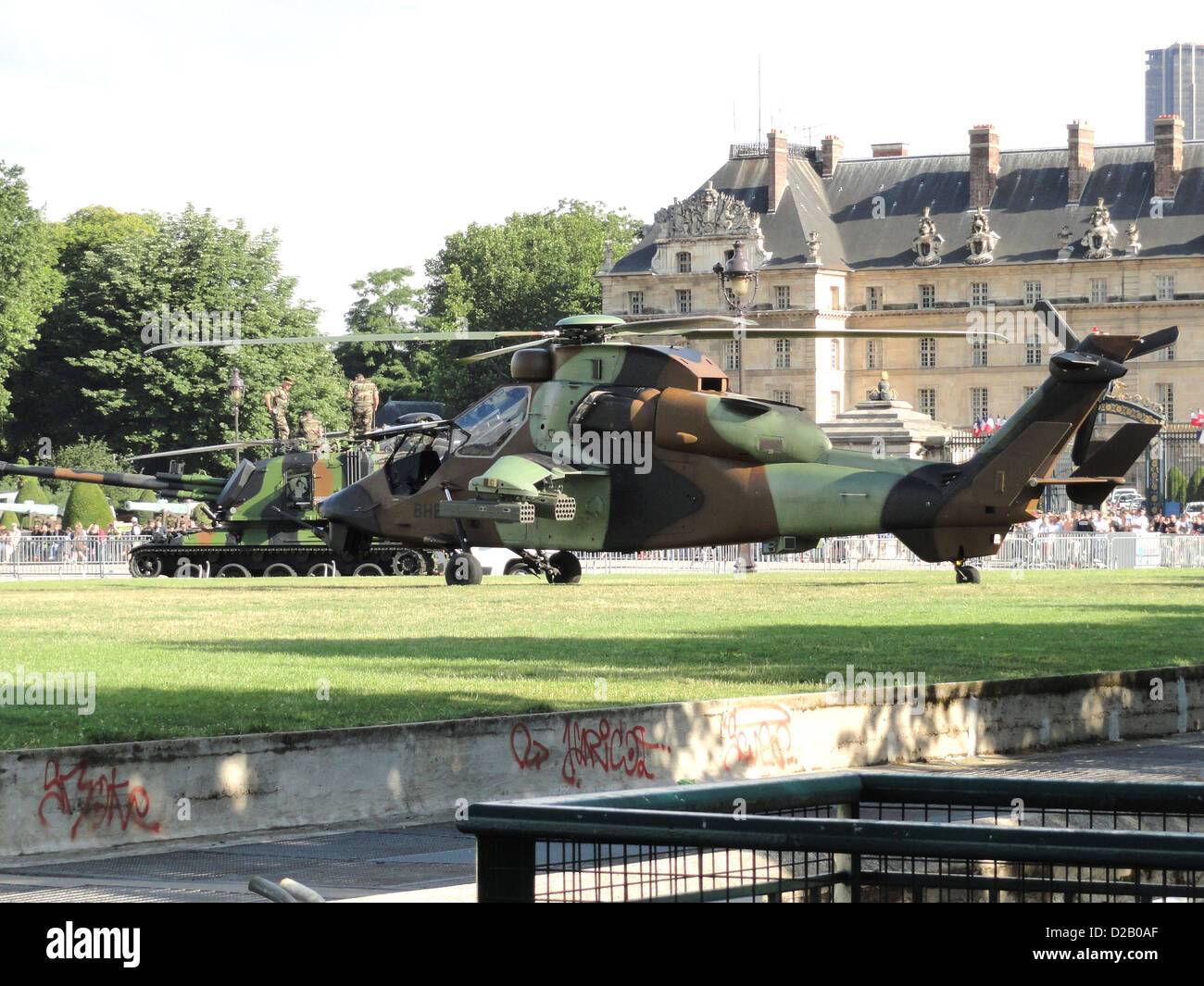 L'Eurocopter Tiger è un moderno elicottero d'attacco utilizzato dall'esercito francese. Nota per le sue armi avanzate e la sua agilità, è una componente chiave delle capacità di difesa aerea della Francia. Foto Stock