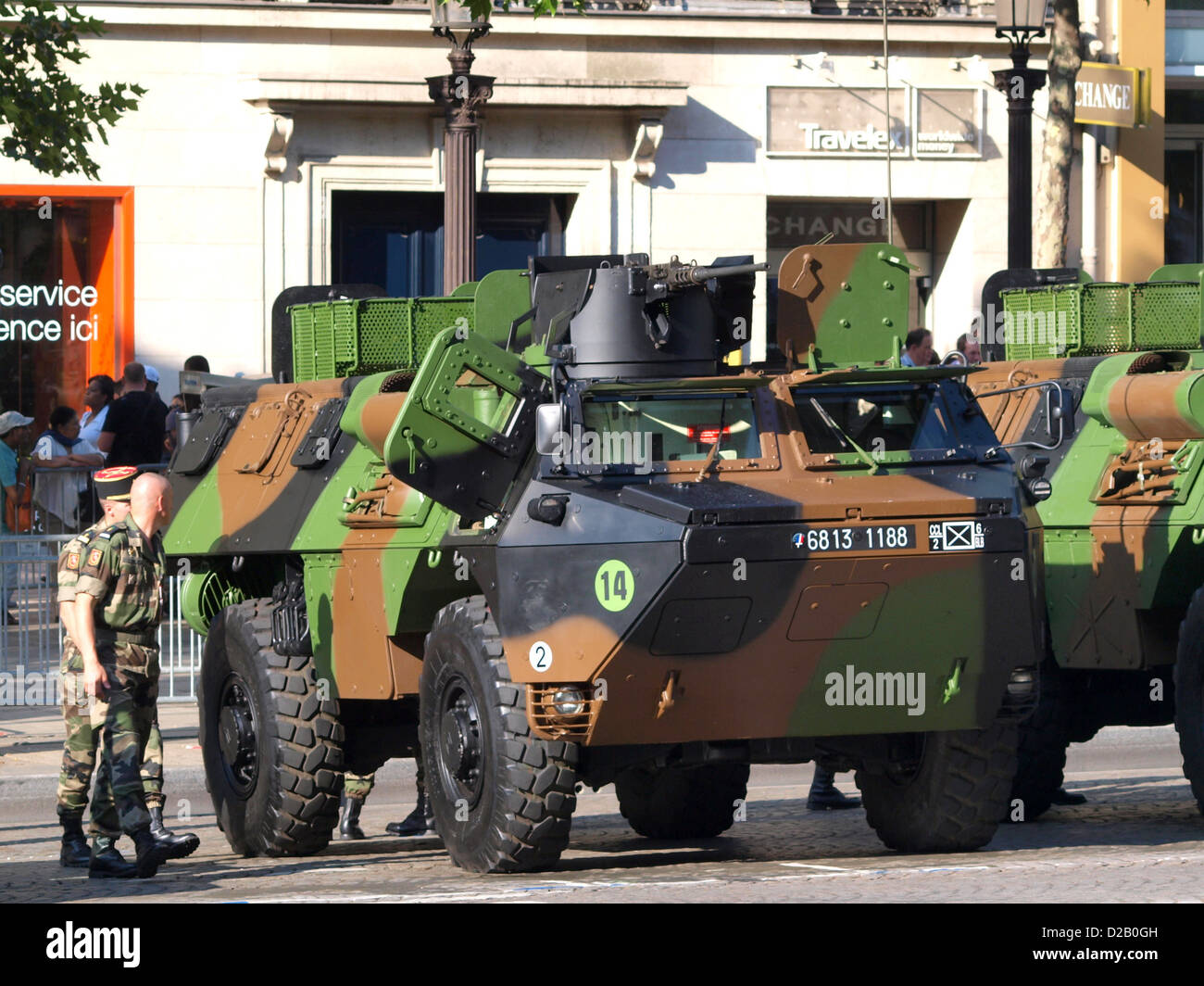 Il VAB 4x4 è un veicolo corazzato militare francese presentato durante una parata sugli Champs-Élysées a Parigi. Questo veicolo è utilizzato dall'esercito francese per varie operazioni, tra cui trasporto, protezione e missioni tattiche. Foto Stock