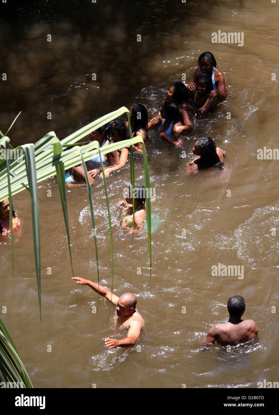 Nuotatori godendo di una nuotata di raffreddamento in Isalo Oasis " Piscine Naturelle' Isalo National Park, Madagascar, Africa. Foto Stock