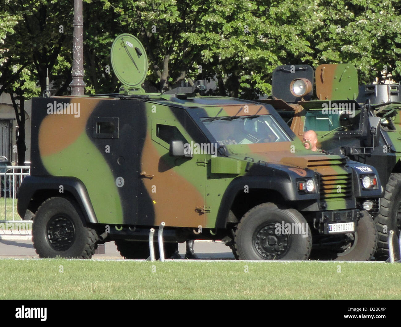 Il Panhard PVP, un veicolo militare francese, ha partecipato a una parata militare sugli Champs-Élysées a Parigi, in Francia. Questo veicolo corazzato è dotato di un lanciamissili e di altri componenti militari, dimostrando il suo ruolo nelle operazioni militari francesi. Foto Stock