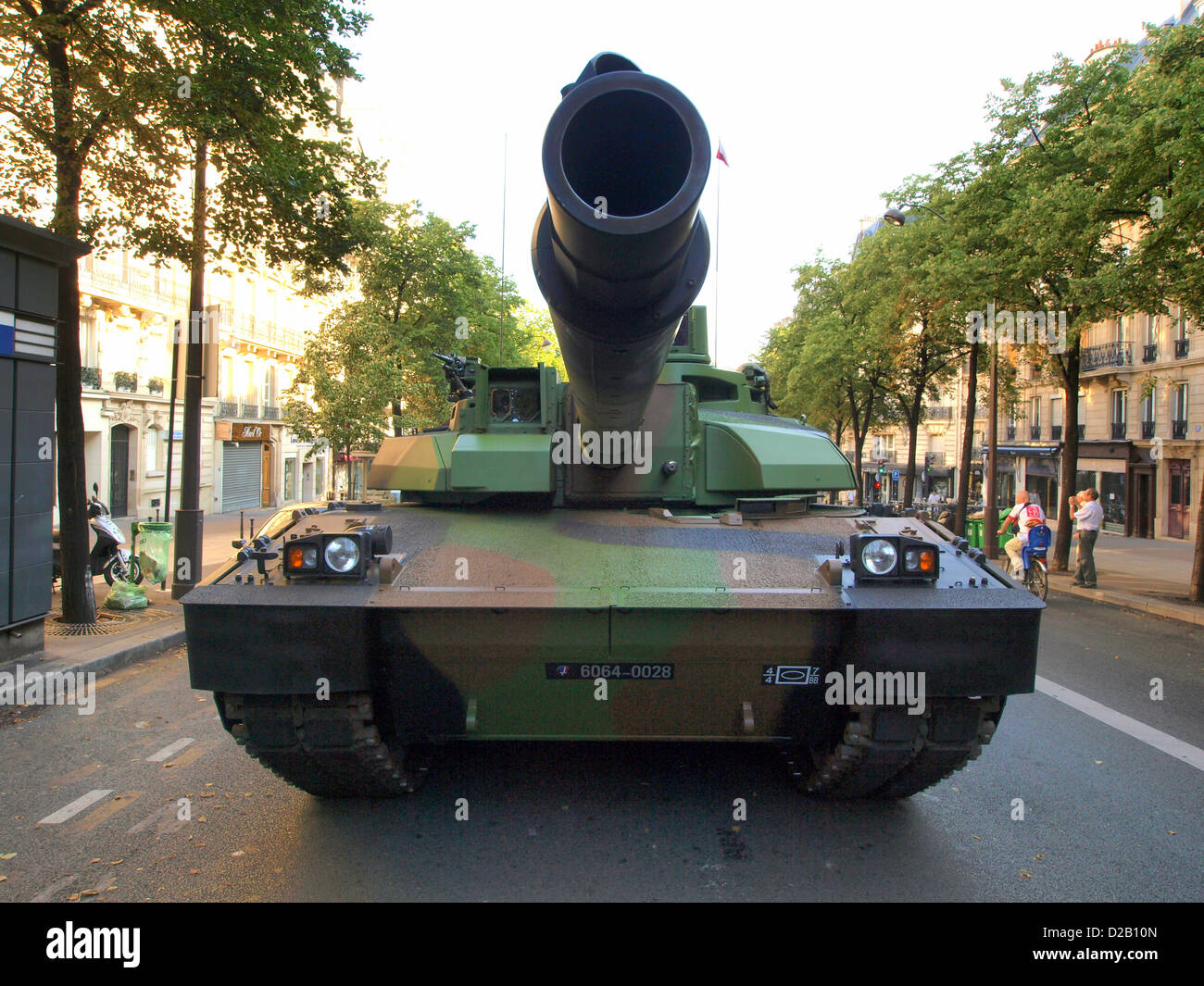 Il Leclerc MBT (Main Battle Tank) partecipò a una parata militare sugli Champs-Élysées a Parigi, mostrando il suo ruolo nella guerra moderna. Questo carro armato, con la sua armatura avanzata e le sue armi, è usato dai militari francesi. Foto Stock