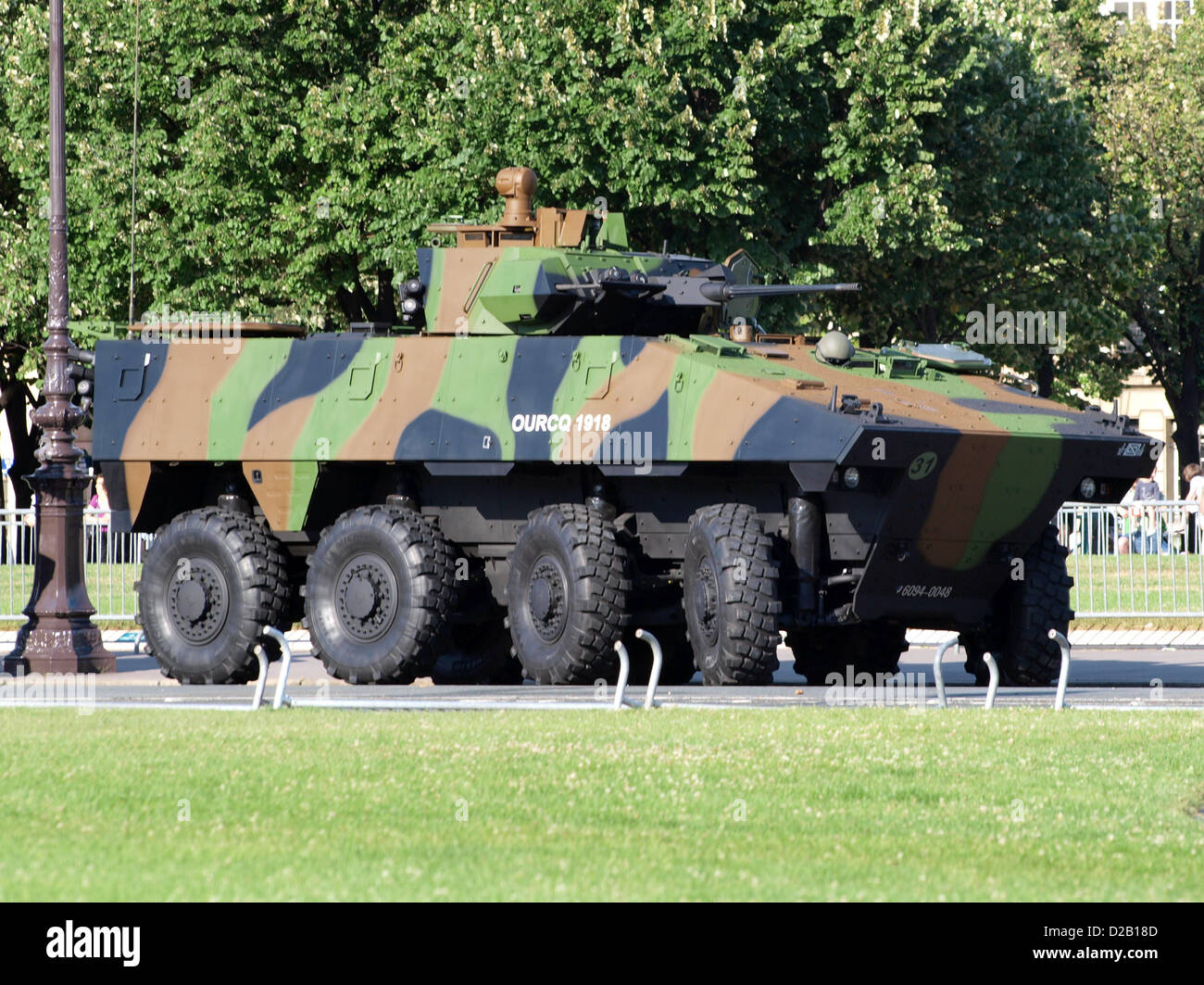 Un veicolo blindato, parte di una parata militare sugli Champs Elysees a Parigi, Francia, mostra la forza e la potenza delle moderne attrezzature belliche. Questo veicolo, dotato di mitragliatrice, lanciamissili e torretta, rappresenta i progressi tecnologici nel trasporto militare e nei veicoli da combattimento. Foto Stock